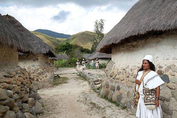 Calle de piedra y casas de barro con techo de paja