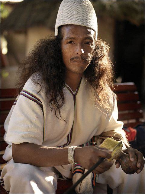 Hombre arhuaco con tutusoma blanco